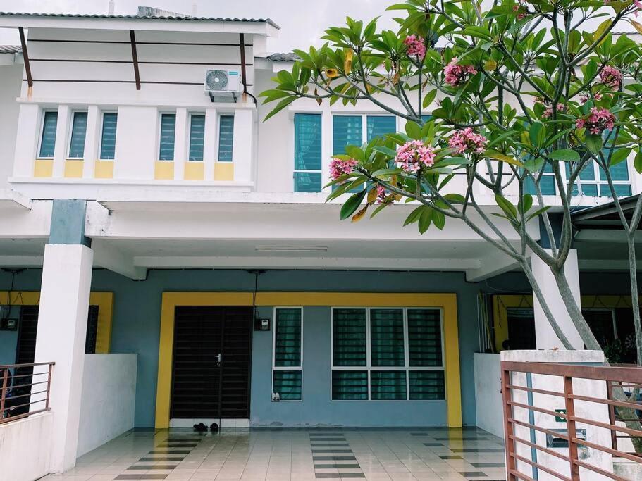 Spacious Cozy Lakeville Homestay 4 Bedrooms All With Aircond Seri Iskandar Exterior foto